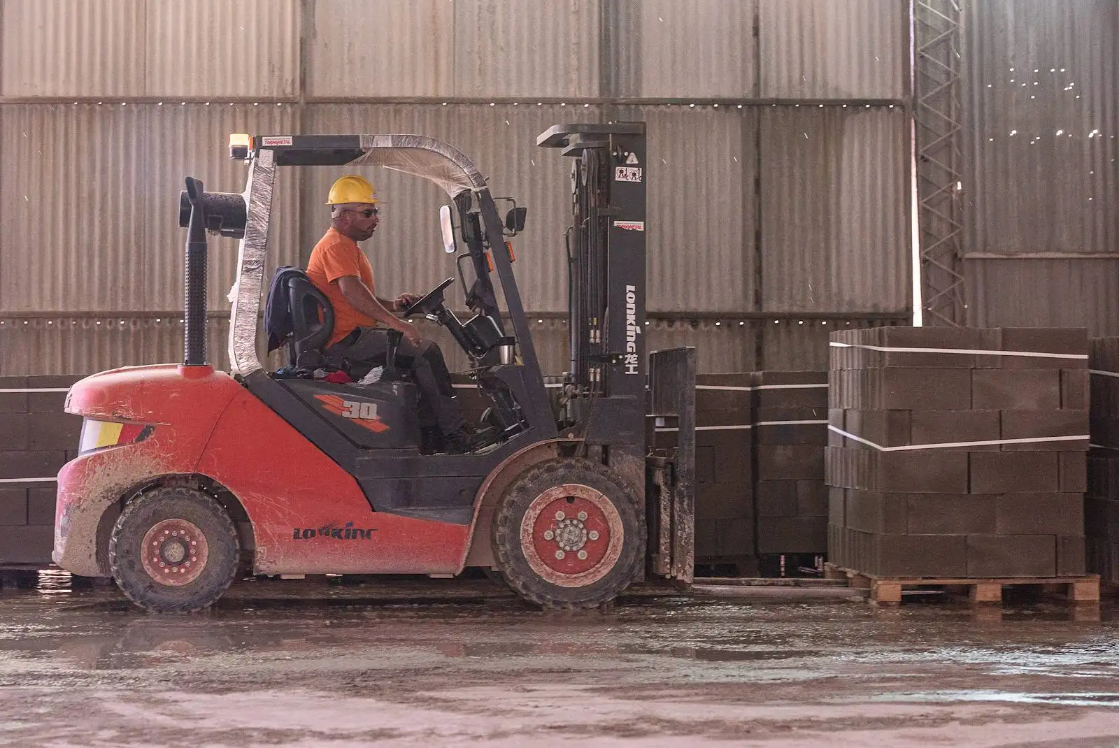 Autoelevador manipulando pallets de bloques