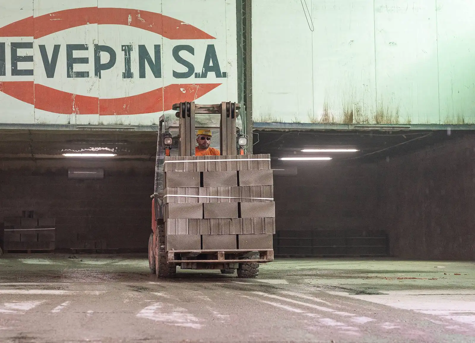 Logística interna de depósito con autoelevador