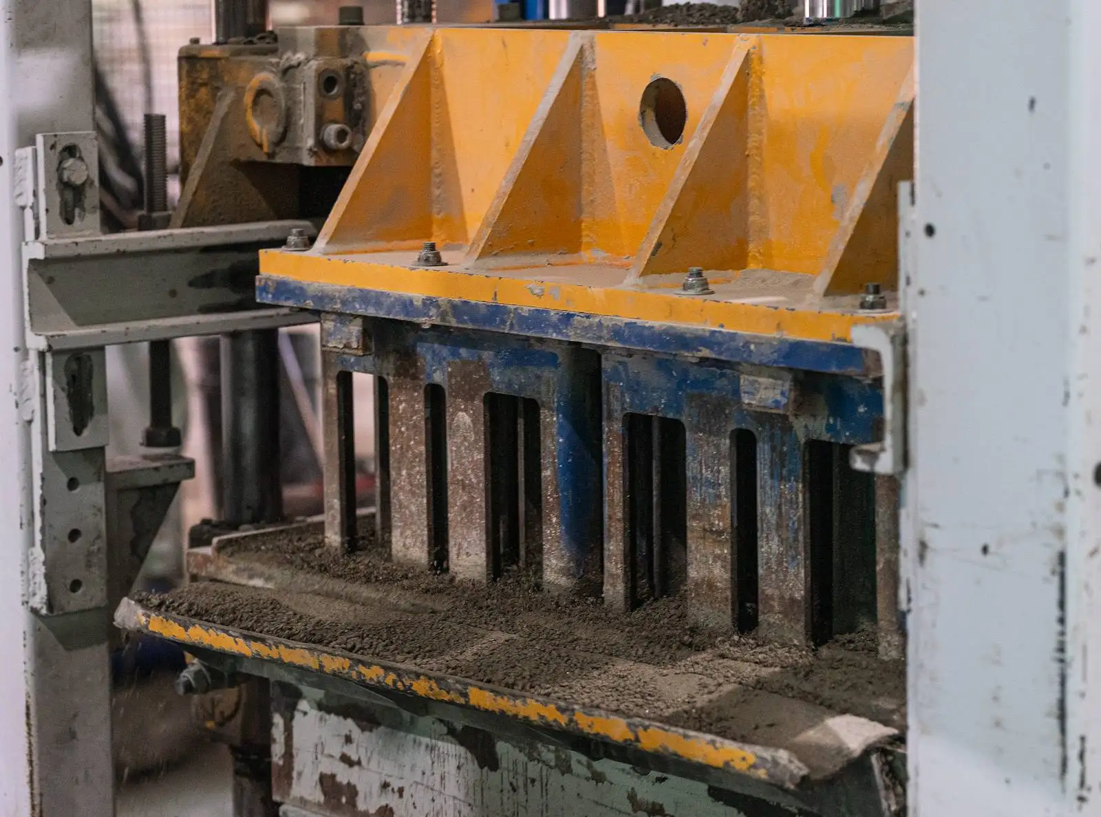 Bloques de hormigón recién prensados en planta
